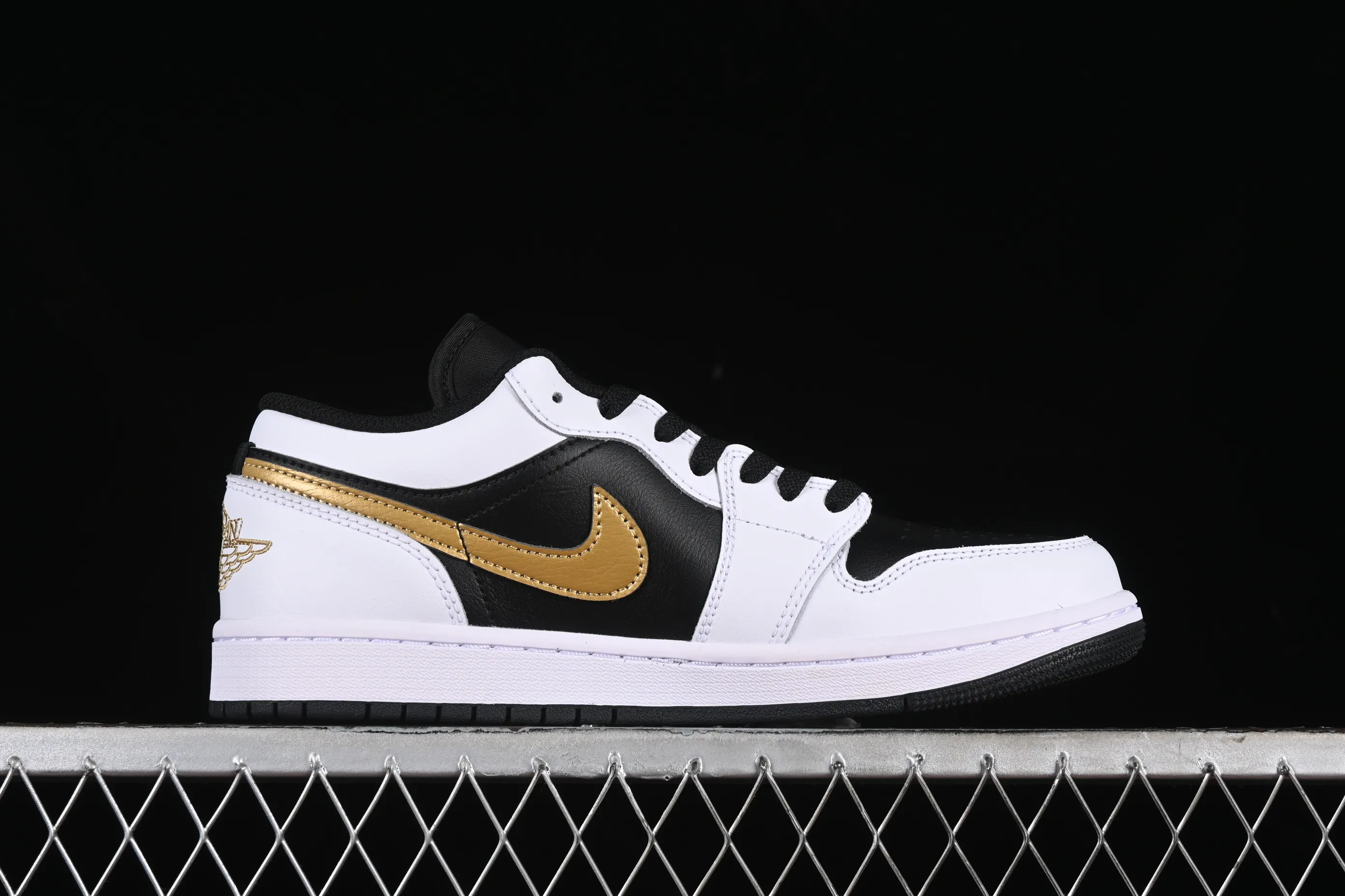 All categories Air Jordan Jordan series basketball shoes Air Jordan 1 Low G version pure original Air Jordan 1 Low AJ1 Joe 1 black and white gold hook low-top cultural basketball shoes 553558-172